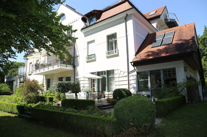Altbau-Wohnung, Muenchen-Solln, Prinz-Ludwigs-Hoehe, Eigentumswohnung, Villenkolonie, Terrasse, Park, Denkmalschutz, Isarufer, Stuck, Gästezimmer, Bibliothek, Tiefgarage, Apartment
